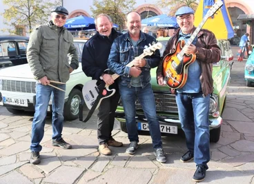 Die legendäre Gruppe Atlantis aus Augustusburg (Fritz Kaiser, Alfred Vettermann, Jörg Reinhardt und Steffen Kehr (v. l.) sorgten beim Oldtimer-Herbsttreffen auf der Augustusburg mit Hits aus den 50er- und 60er-Jahren für gute Stimmung. 