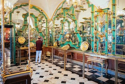 ARCHIV - 30.05.2020, Sachsen, Dresden: Ein Besucher schaut sich im Juwelenzimmer des Historischen Grünen Gewölbes im Residenzschloss um. Drei Wochen nach Sicherstellung von Beutestücken aus dem Einbruch ins Historische Grüne Gewölbe Dresden im November sind die Hintergründe und die meisten Details noch unbekannt. (zu dpa: "Juwelenraub: Gericht will Hintergründe zu Beute-Rückkehr klären") Foto: Oliver Killig/dpa-Zentralbild/dpa +++ dpa-Bildfunk +++