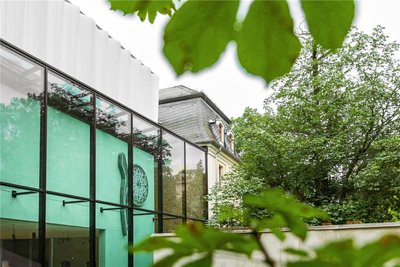 Früher Innenhof unter freiem Himmel, heute ein Glasbau: Hinter diesen Scheiben verbirgt sich der größte Ausstellungsraum.