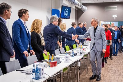 Die Verhandlungsrunde in Wolfsburg: IG-Metall-Verhandlungsführer Thorsten Gröger (vorn re.) begrüßt Arne Meiswinkel, Personalvorstand der Marke Volkswagen.
