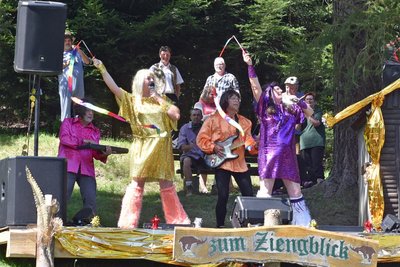 Die Gastgeber gestalteten auch eine Art Mini-Playback-Show der Ziegenhirten. Als Abba traten Fried, Ebs, Doreen und Sandy auf der Bühne auf.