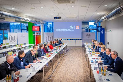 Die Verhandlungsrunde in Wolfsburg, rechts die Vertreter von Volkswagen (r), links die der Arbeitnehmerseite.