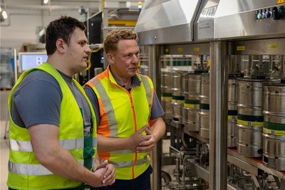Dank Stadt- und Vereinsfesten sowie Nachfrage aus der Gastronomie kann die automatisierte Fassbier-Abfüllanlage der Wernesgrüner Brauerei wieder regelmäßig hochgefahren werden. Brauereidirektor Marc Kusche Brauerei (rechts) spricht mit Darius Schatz über die Optimierung der Anlage.