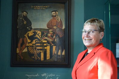 Museumschefin Andrea Riedel vor dem Gemälde mit Moritz von Sachsen. Sie freut sich auf die Eröffnung.