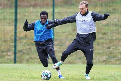 Probespieler Mamin Sanyang (links), hier im Zweikampf mit Korbinian Burger, versucht sich beim FC Erzgebirge Aue zu beweisen.