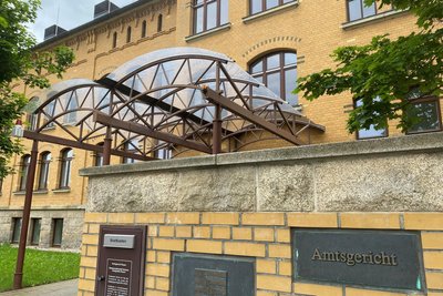 Eine 53-Jährige musste im Plauener Amtsgericht erscheinen, weil sie mehrere Bußgeldbescheide nicht bezahlt hatte. Die Städte Plauen und Oelsnitz waren vor Gericht gezogen.