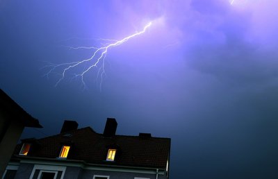 Hat der Blitz bei Ihnen zu Hause eingeschlagen? Dann sollten Sie jetzt genau wissen, wie Sie vorgehen müssen, um Ihren Versicherungsschutz nicht zu gefährden.