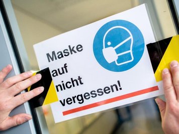            In Schulen und im Schulbus gilt : Maske auf. 