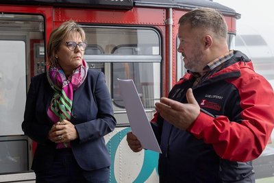 Barbara Klepsch, sächsische Staatsministerin für Kultur und Tourismus, bei ihrem Besuch am Mittwoch in Oberwiesenthal im Gespräch mit René Lötzsch, Geschäftsführer der Fichtelberg Schwebebahn GmbH. 
