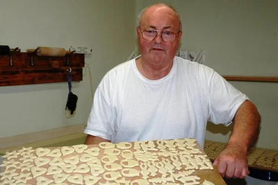 Bernd Holzmüller und seine "Zuckermännle" auf einem Foto von 2014.