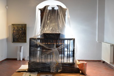 Das Orgelpositiv ist noch verhüllt. Es wurde innerhalb des Museums versetzt.
