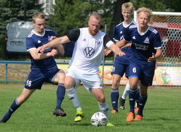 Der Jößnitzer Siegtorschütze Niklas Beuchold (links) bedrängt hier den Rodewischer Thomas Flink.