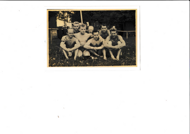 In den 1960er-Jahren trainierten die Männer, im Bild von links Günter Wolf, Günter Lyhs, Werner Ullrich, Hellmut Liebold, dahinter Dieter Wetzel, Heinz Merkel und Wolfgang Bär, immer sonntagvormittags im Freien auf dem Turnplatz neben der Turnhalle.