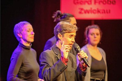 Hanif Idris trat als gendernder Showmoderator auf.