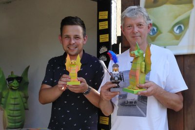 Holzbildhauer Hartmut Rademann (rechts) und Peter Weißflog verkauften in einer Garage die berühmten Schwarzenberger Räucherdrachen.