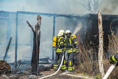 Die Feuerwehr löscht den Gartenlaubenbrand in Thalheim.