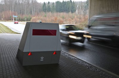 Seit Mittwochabend steht der bekannteste Blitzer der Stadt Chemnitz unter der Autobahnbrücke am A-4-Zubringer zwischen Pleißa und Wüstenbrand.