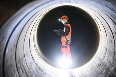Ein Abwasserkanal wird inspiziert. In Seifersdorf wird mit einer stabilen Bevölkerungszahl gerechnet, die Kapazität der Kläranlage im Ort soll leicht erhöht werden. Symbolfoto: