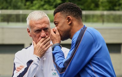 Didier Deschamps (l.) und Kylian Mbappé im Training der Franzosen. (Archivbild)