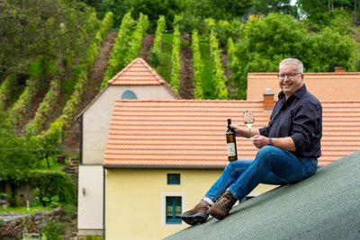 Mal was anderes - Wein auf dem Dach. Das alte Winzerhaus hat Steffen Rößler mit seiner Frau saniert. Der 49-Jährige hat in einem fränkischen Weingut gearbeitet und kehrte dann als Verantwortlicher für die Weinproduktion der Hoflößnitz nach Radebeul zurück. 2011 gründete er den Winzerhof Rößler.