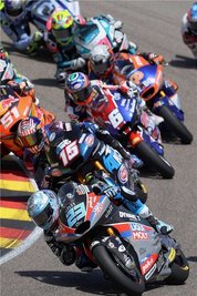 Marcel Schrötter in der ersten Rennrunde . 
