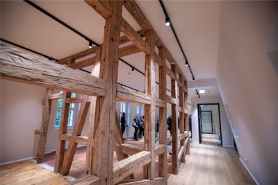 Altes Fachwerk im oberen Geschoss blieb erhalten. Dort entsteht eine Sonderausstellungsfläche. Die erste Sonderschau ist anlässlich des 80. Geburtstages der Plauener Textilkünstlerin Elke Wolf im neuen Jahr geplant.