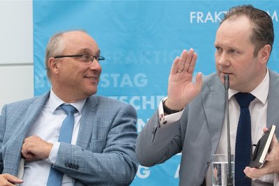 Fast sechs Jahre her: Jens Maier äußert sich im August 2018 gemeinsam mit seinem damaligen AfD-Bundestagsfraktionskollegen Siegbert Droese (rechts) zu Ausschreitungen in Chemnitz.