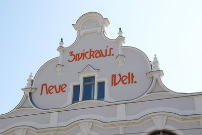 Schriftzug auf dem Ziergiebel.