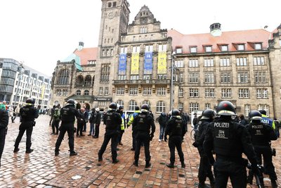 Polizisten sperren den Neumarkt.