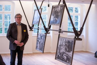 Blick in die Vergangenheit: Museumschef Martin Salesch zeigt dieses rotierende Flügelwerk. Es diente dazu, das Trocknen der gefertigten, feuchten Ware durch Luftumwälzung zu unterstützen.