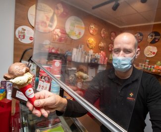 Läuft für ihn: Eisdielenbetreiber Tino Windisch hat mit seiner Filiale am Plauener Altmarkt einen Nerv getroffen.