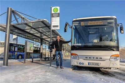 Mike König steuert als einer der ersten Fahrer einen Bus über das neue Drehkreuz. 