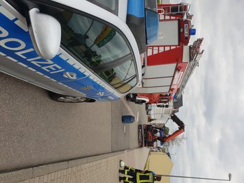 Polizei und Feuerwehr waren im Einsatz, um den havarierten Lkw-Kran zu sichern.