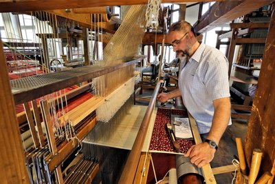 Thomas Zinke ist im Textil- und Rennsportmuseum in Hohenstein-Ernstthal der Experte für Webstühle.