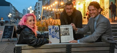 Doppelte Ehrung: Das Gewinnerbuch für die "Kulturhauptstadt 2025" hat auch die Jury für den begehrtesten Preis in der Marketingbranche überzeugt. Grafikerin Ulrike Schell, Projektverantwortlicher Ralf Wolfermann und Geschäftsführer Jörg Fieback (von links) präsentieren es.