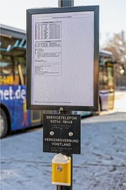 Neben dem Busfahrplan gibt es auch Infos in Blindenschrift und das Servicetelefon für den Rufbus.