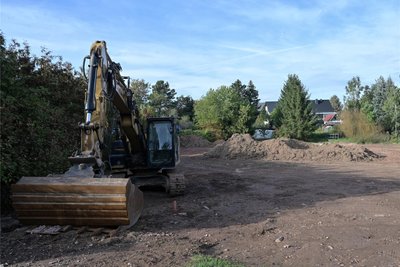 Bisher wurde am Standort der künftigen Kläranlage der Mutterboden abgetragen. Die Anwohner wurden von den Arbeiten überrascht, sagen sie. Längst nicht ihr einziger Kritikpunkt.