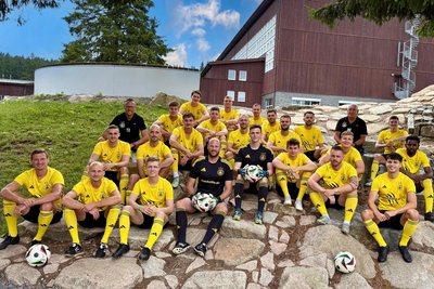 SG Handwerk Rabenstein Vierte Reihe von links: Eckhardt, Hopfe, T. Schmidt, Mühlig, Se. Schmidt, Co-Trainer Bernd Eichenmüller, Anders. Dritte Reihe von links: Trainer Ringo Delling, Meyer, Naumann, Künzelmann, Röthling, Schulz, Bah. Zweite Reihe von links: Adam, Jochmann, Schaltonat, Landgraf, Hiebsch, Bazan, Neubauer. Vordere Reihe von links: Kisser, Schirrmeister, Schramm, St. Schmidt.