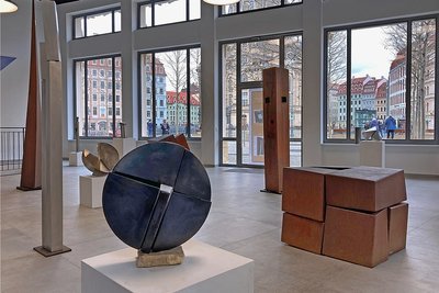 Blick in die Galerie "Forum Waldenburg" am Dresdner Neumarkt, wo derzeit Stahlplastiken von Wolfram Schneider aus Kuhschnappel zusehen sind. Es handelt sich dabei um einen Querschnitt seines Schaffens aus mehr als vier Jahrzehnten. 