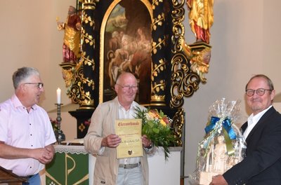Ulrich Kästli (Mitte) wurde mit dem Barbara-Uttmann-Preis 2021 der Stadt Elterlein ausgezeichnet. Die Würdigung nahmen Bürgermeister Jörg Hartmann (links) und Stadtrat Hans-Jürgen Wolf am Samstag vor. Verbunden mit dem Preis, der einmal im Jahr vergeben wird, ist außerdem eine individuell gestaltete Holzschnitzerei des Elterleiner Holzbildhauers Jörg Schreier.