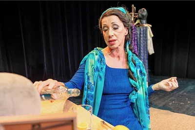 Jane Purcy Mulligan (Ute Menzel) trinkt nur nach der Vorstellung.