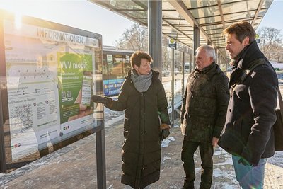 Alles unter einem Dach: Fahrgastinfo und Wartebereich. Bürgermeisterin Kerstin Schöniger, VSTR-Geschäftsführer Jürgen Rannacher und Planer Tim Fugmann begutachten das 1,8 Millionen teure Terminal.