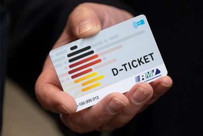 Ein „D-Ticket“ im Chipkartenformat wird auf einem Pressetermin gezeigt. Foto: Boris Roessler/dpa