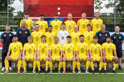VfB Fortuna Chemnitz Hinten von links: Lenz, Hundsrucker, Günther, Kramer, Hengst, Schwarz. Mitte von links: Co-Trainer Florian Butter, Torwarttrainer Rolf Jähring, Neubert, Eberlein, Gerstenberg, Beyer, Starke, Trainer Rocco Dittrich, Mannschaftsleiter Max Müller. Vorn von links: Seidel, Fröhlich, Richter, Groschopp, Meier, Schmidt, Landgraf, Ghazi.