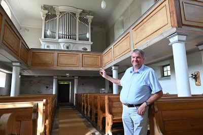 Pfarrer Karsten Loderstädt in der Saalkirche Bieberstein.