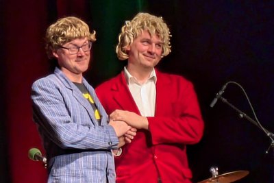 Das Comedy-Duo Zärtlichkeiten mit Freunden ist zu Gast im Erzgebirge.