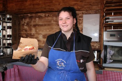 Madlene Martin bereitet auf dem Europäischen Bauernmarkt unzählige Raclettes zu.