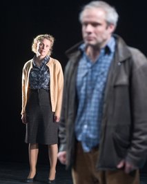 Der Schreinermeister Otto Quangel (Björn-Ole Blunck) geht nach Folter und Verurteilung in den Tod. Anna Quangel (Anja Schreiber) folgt.