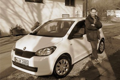 Da war er noch motorisiert: Vincent Konrad neben seinem geliebten Auto, einem Skoda namens "Viktor". Der 41-Jährige ist gebürtiger Münchner, hat Wirtschaftswissenschaften studiert und arbeitet als Dozent, Jobcoach und Karrieretrainer. 