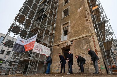 Erster Spatenstich vor jenem Zellentrakt, in dem einst die zur Ausreise in die Bundesrepublik vorgesehenen Häftlinge untergebracht waren. Von links: Zeitzeuge Michael Schlosser, Markus Franke vom Staatsministerium für Kunst, Wissenschaft und Kultur, OB Sven Schulze, Vereinschef Jürgen Renz und Jens Kroll vom Investor Cegewo.